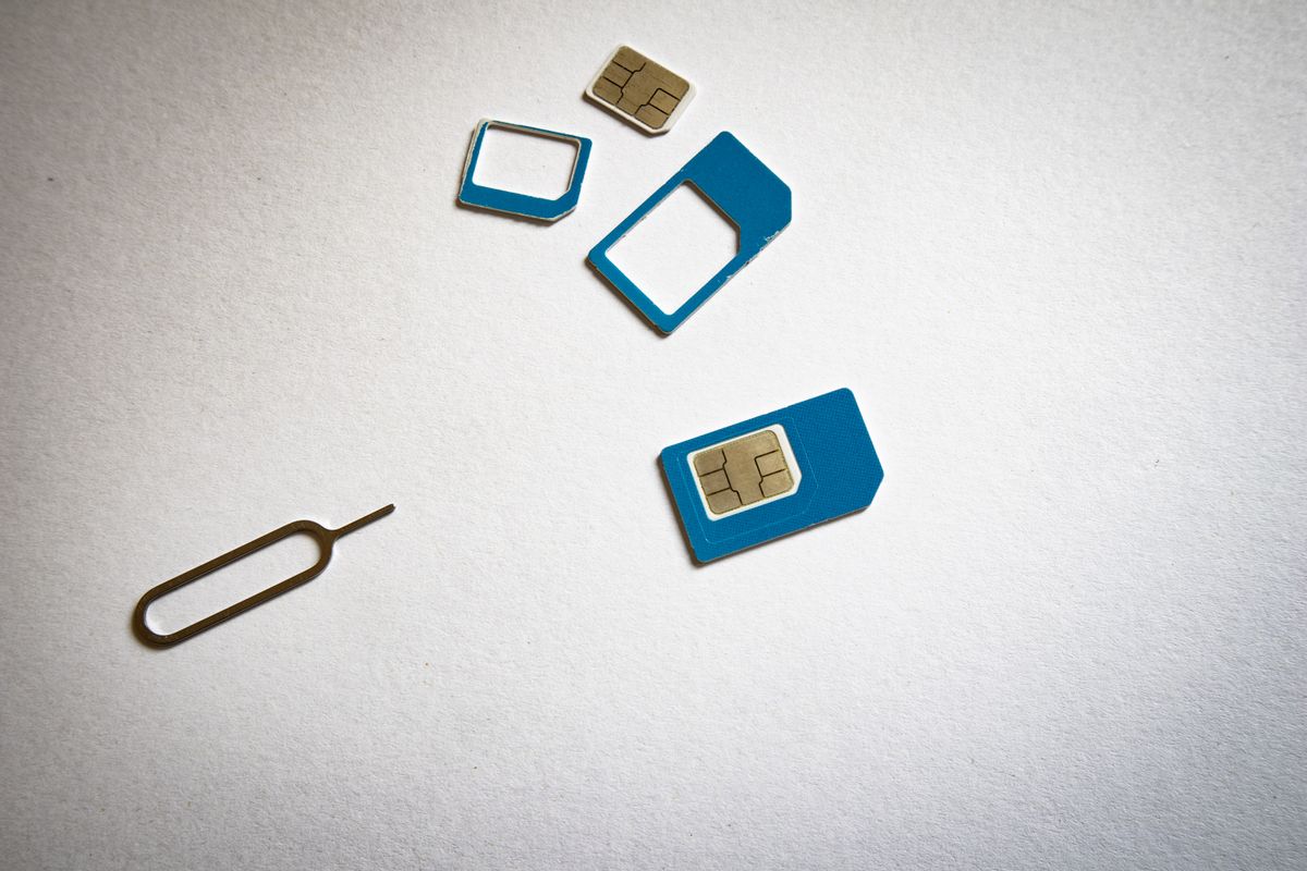 SIM-Karten in verschiedenen Größen neben einem SIM-Werkzeug