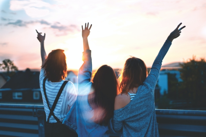 Tres chicas disfrutando del atardecer en Finlandia